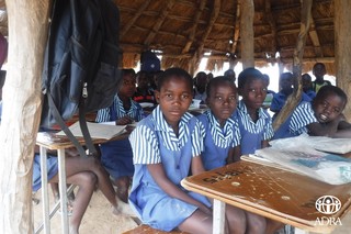 丸太とワラの教室で学ぶ子どもたち（2022年7月）