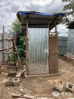 クレ難民キャンプのADRA敷地内にある新型の世帯別トイレ（試作品）